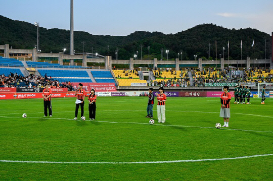 시축 행사를 준비 중인 ㈜아이엠브랜드 크리에이터 이상호, 임선비, 단아냥, 꾸티뉴(사진 제공= 강원FC)